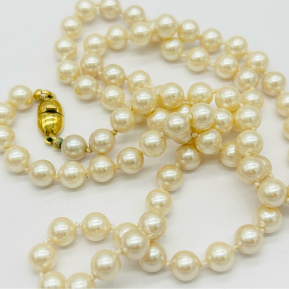 Monet Vibtage Pearl Strand Necklace - Picture 2 of 3